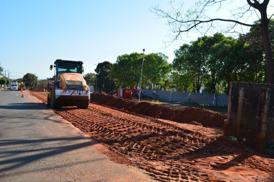 Prefeitura de Paraíso das Águas está investindo mais de R$ 840 mil em obra que garantirá mais segurança para alunos no embarque e desembarque e revitalização de rua