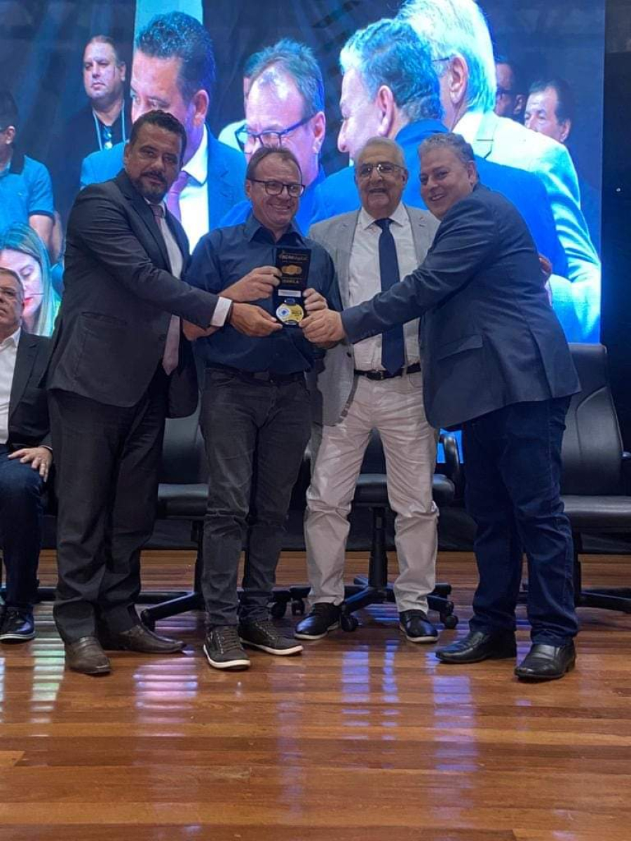 Presidente do Legislativo, vereador Edson da Oficina recebe troféu destaque Gold 