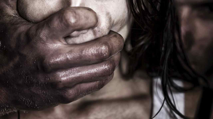 Pai embriaga filha de 17 anos e tenta estuprá-la, mas ela consegue pedir socorro 